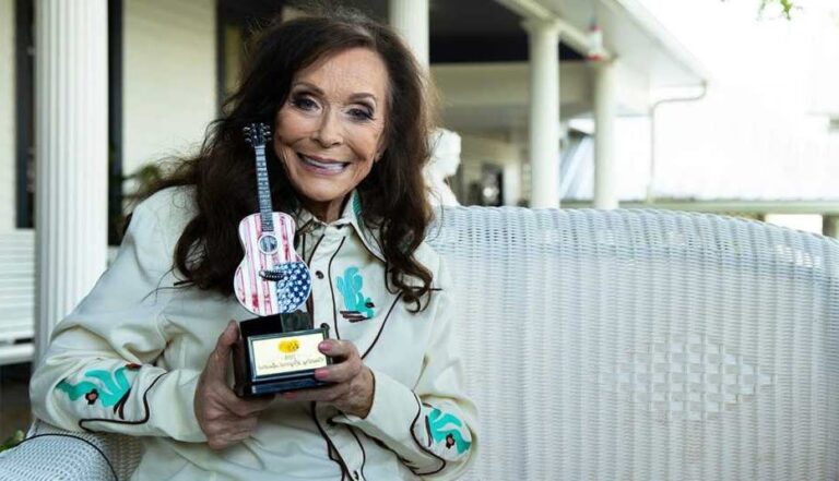 Discover the Top 10 Timeless Hits by Country Legend Loretta Lynn