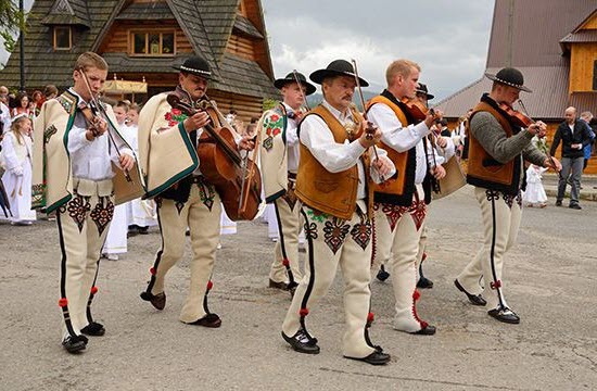 Discover the Top 15 Greatest Folk Music Anthems You Need to Hear!