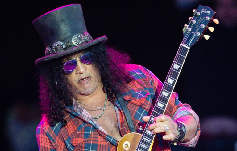 Experience the Electric Energy as Slash Performs Rare Guns N’ Roses ‘Use Your Illusion’ Track Live for the First Time!