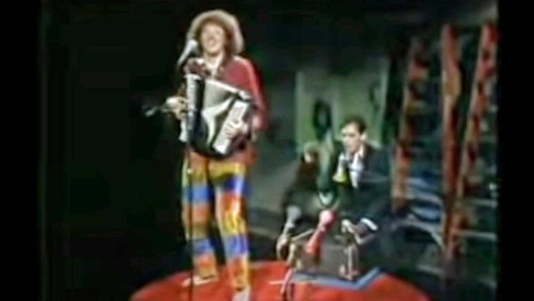 Experience the Mind-Blowing Moment America Got Its First Glimpse of “Weird Al” Yankovic!