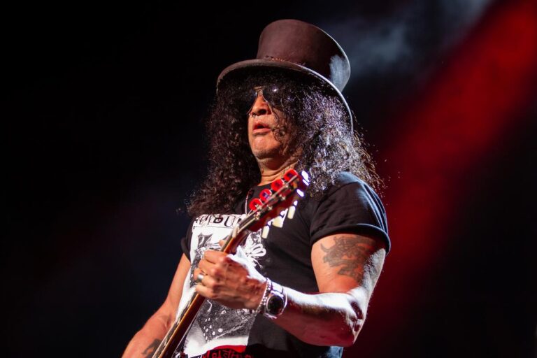 Experience the Thrill of Slash Performing Guns N’ Roses Deep Cut Live with His Solo Band for the First Time!