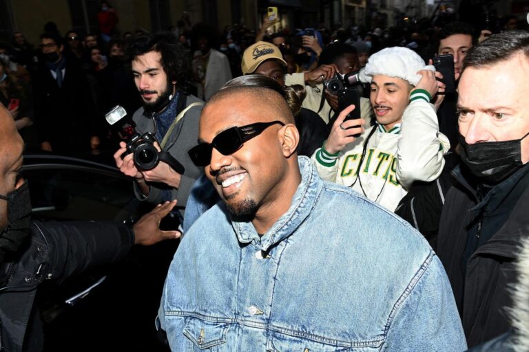 Forbes Reports: Kanye West’s New Album ‘Vultures 1’ Soars to #1 Spot on Global Music Charts!