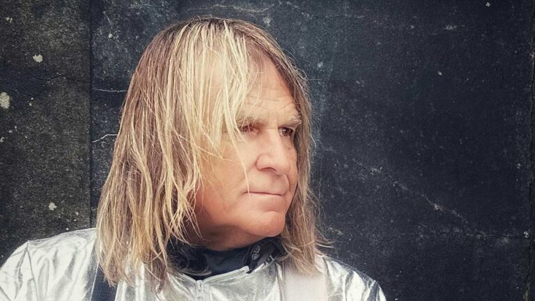 The Alarm frontman Mike Peters makes a brave announcement: his cancer is back