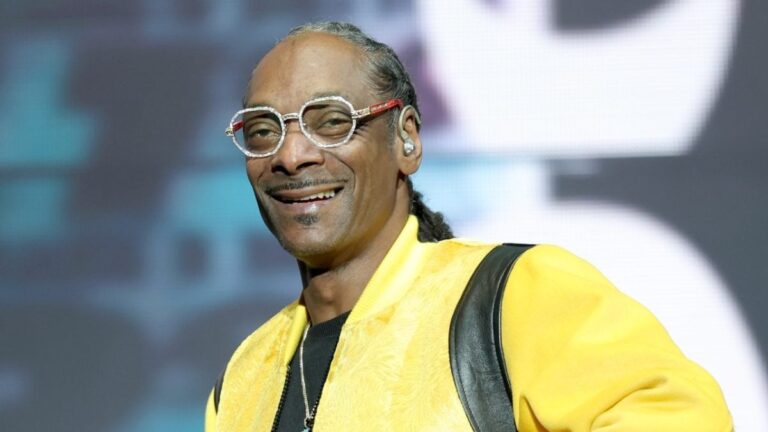 Watch Snoop Dogg Learn French in Adorable Lesson with Granddaughter!