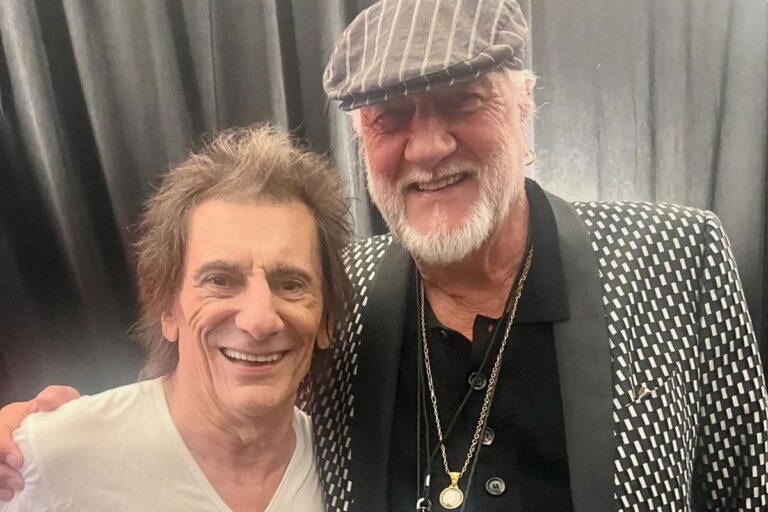 Exclusive Behind-the-Scenes Peek: Ronnie Wood and Mick Fleetwood’s Heartwarming Moment at Rolling Stones Concert!