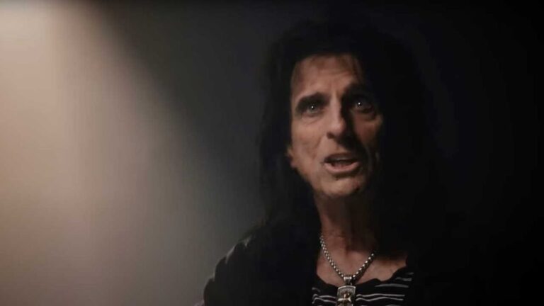 Experience the Wild Energy of Alice Cooper at the Historic Toronto Rock N Roll Revival – Watch the Chaotic Footage Now!