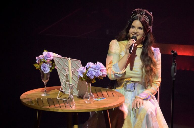 Lana Del Rey Makes History with Epic Stadium Performance at Fenway Park – Don’t Miss Out!