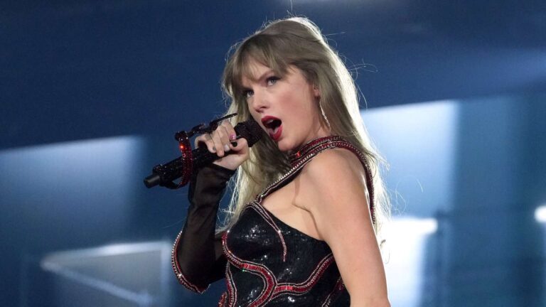 Taylor Swift’s Jaw-Dropping Moment: Flying Plane Matches ‘Labyrinth’ Lyrics!